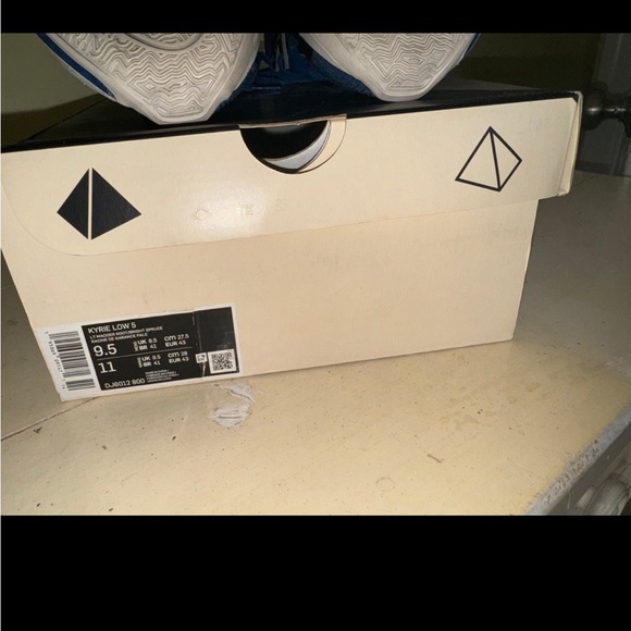 Nike Kyrie Low Size 9 - Picture 5 of 5